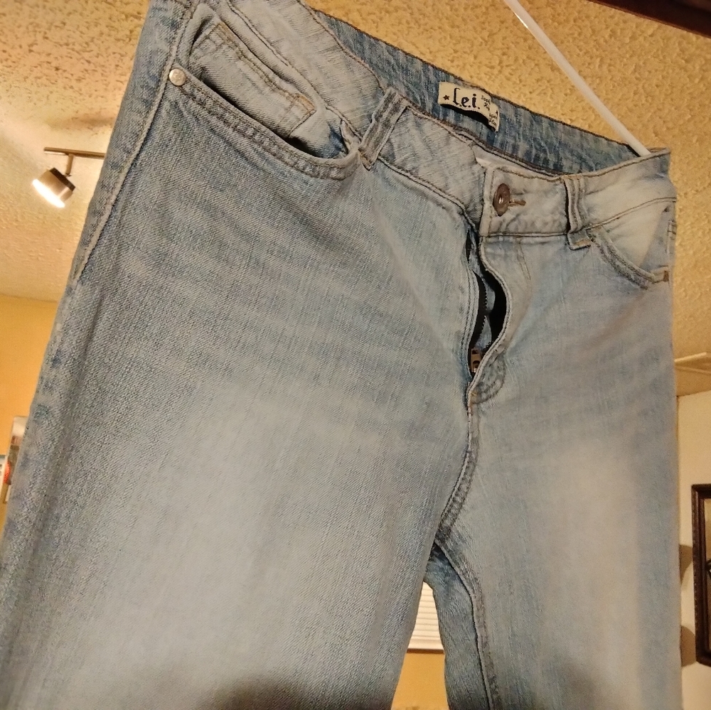L.E.I jeans light sandblast super comfy stretchy jeans